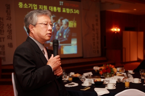 16일 오전 코엑스인터콘티넨탈호텔에서 열린 IT CEO 포럼 제5차 조찬세미나에서 이석채 KT 회장이 오프닝 인사를 하고 있다.