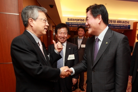 16일 오전 코엑스인터콘티넨탈호텔에서 열린 IT CEO 포럼 제5차 조찬세미나에서 최경환 지식경제부 장관과 이석채 KT 회장이 인사하고 있다.