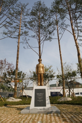 은평평화공원에 건립한 윌리엄 해밀턴 쇼 동상(정면)