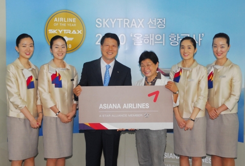 16일 인천국제공항 아시아나 탑승수속카운터 옆에 마련된 『올해의 항공사』상 수상기념 고객사은 행사장에서 아시아나항공 주용석 공항서비스담당 상무(좌측 세번째)가 1등 당첨자인 전영애