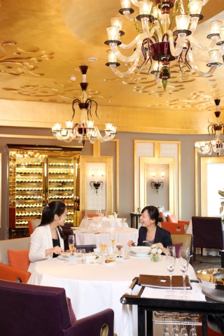 피에르 가니에르 서울 테이스팅 메뉴를 즐기는 인물