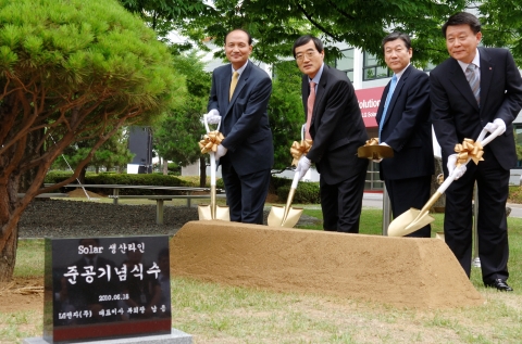 LG전자 경영진이 태양전지 준공 기념 식수를 하고 있다. (사진 왼쪽부터 : LG전자 CEO 남용 부회장, CTO 백우현 사장, CFO 정도현 부사장, 에어컨사업본부장 노환용 부사장)