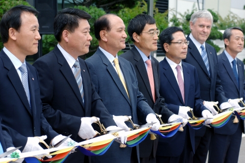 LG전자 경영진이 태양전지 준공 기념식에서 테이프 커팅을 하고 있다. (사진 왼쪽부터: LG전자 CRO 김영기부사장, 에어컨사업본부장 노환용부사장, CEO 남용부회장, CTO 백우