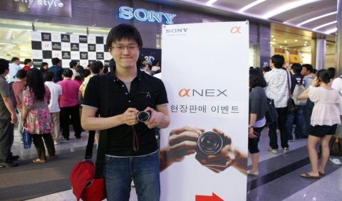 소니 알파, NEX 1호 구입자 탄생