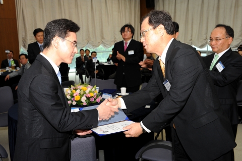 전호석 사장(오른쪽)이 소프트웨어 분과 고인영 교수(KAIST 전산학과ㆍ왼쪽)에게 위촉장을 수여하고 있다.