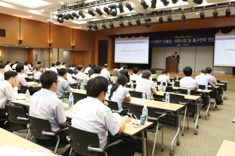 22일 외환은행 을지로 본점에서 수출입기업 임직원들을 대상으로 개최된 ‘2010년 상반기 수출입세미나’에서 참석자들이 강의를 경청하고 있다