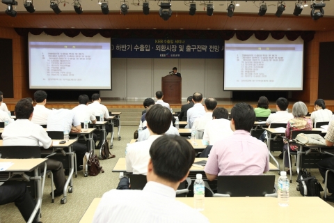 22일 외환은행 을지로 본점에서 수출입기업 임직원들을 대상으로 개최된 ‘2010년 상반기 수출입세미나’에서 참석자들이 강의를 경청하고 있다