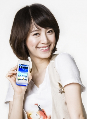 스카이의 스마트폰 모델로 선발된 배우 겸 영화감독 ‘구혜선’이 다음주 출시 예정인 업계 최초 여성 타겟 스마트폰 ‘이자르’를 선보이고 있다.