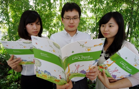 LG전자가 친환경 전략, 성과, 계획들이 담겨있는「2010 환경보고서(2010Environmental Report) 」 를 발간했다. LG전자 직원들이 환경보고서를 살펴보고 있다.