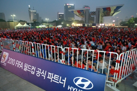 지난 17일, 서울 송파구 올림픽공원 평화의 광장에 조성된 ‘현대 팬 파크’에서 2010 남아공 월드컵 대한민국 대표팀 대 아르헨티나전을 응원하는 모습.