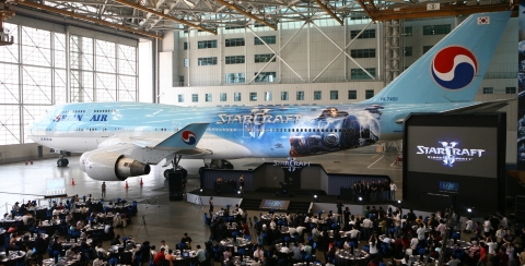 대한항공은 6월 24일(목) 오전 서울 공항동 대한항공 본사 격납고에서 서용원 대한항공 대표이사, 한정원 블리자드 엔터테인먼트 북아시아 대표 등 관계자들이 참석한 가운데 오는 7월 말 ‘스타크래프트 II: 자유의 날개’ 전세계 동시 출시를 기념해 운항할 ‘스타크래프트 II’ B747-400 래핑 항공기 공개행사를 가졌다.