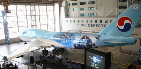 대한항공은 6월 24일(목) 오전 서울 공항동 대한항공 본사 격납고에서 서용원 대한항공 대표이사, 한정원 블리자드 엔터테인먼트 북아시아 대표 등 관계자들이 참석한 가운데 오는 7월 말 ‘스타크래프트 II: 자유의 날개’ 전세계 동시 출시를 기념해 운항할 ‘스타크래프트 II’ B747-400 래핑 항공기 공개행사를 가졌다.