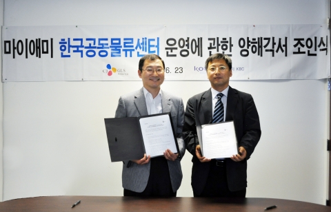 6월 23일(미국 동부시간 기준) KOTRA 마이애미 KBC에서 CJ GLS 미국법인장 임춘우 상무(우)와 KOTRA 마이애미 KBC 송병옥 센터장(좌)이 '마이애미 한국