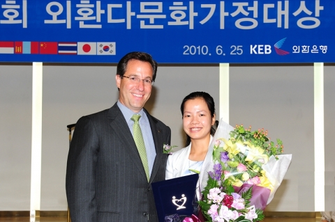 25일 오후2시 외환은행 본점에서 열린 제2회 ‘외환다문화가정 대상’ 시상식에서 외환은행나눔재단 리처드 웨커 이사장(왼쪽)이 대상 수상자인 보 응옥 뚜엑(한국명 홍현희)씨와 기념촬