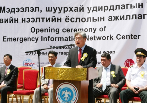 LG CNS 김대훈 사장이 몽골 EIN 시스템 오픈식에서 인사말을 하고 있다.