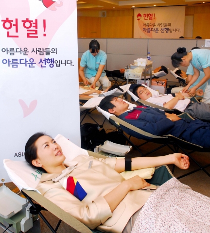 아시아나항공 임직원들이 강서구 오쇠동 아시아나타운에서 <사랑의 헌혈행사>에 참가하고 있다.