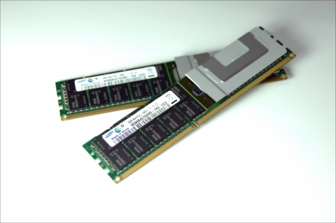 삼성전자가 업계 최초로 개발한 32GB LRDIMM (Load Reduced Dual In-Line Memory Module) 모듈