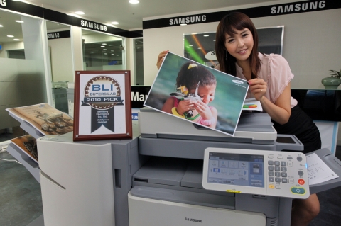 삼성전자 도우미가 미국의 사무기기 평가 전문기관 바이어스 랩(Buyers'lab)이 선정한 '올해의 제품상(Pick of the Year Award)'을