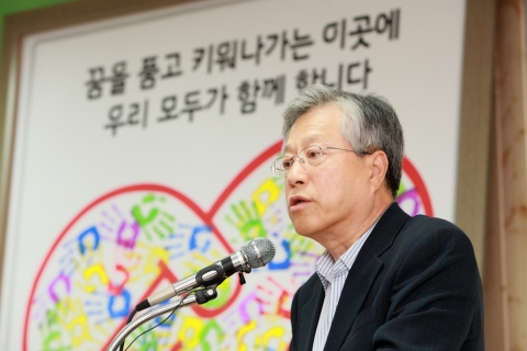 29일(화) 성남시 중원구 KT 성남지사에서 열린 ‘KT꿈품센터’ 오픈식에서 이석채 회장과 '사단법인 꿈에품에' 이승진 이사가 성남시 지역아동센터연합회 정경미 회