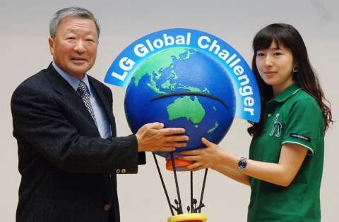 구본무 LG 회장(왼쪽)이 성공적인 탐방을 기원하는 뜻에서 LG글로벌챌린저 대표 김은혜 양(한동대학교 4학년)에게 &#039;챌린저엠블럼&#039;을 전달하고 있다.