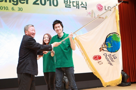 구본무 LG 회장(왼쪽)이 성공적인 탐방활동을 기원하는 의미로 LG글로벌챌린저 대표 원승욱 군(성균관대학교 4학년)과 허미희 양(울산과학기술대학교 대학원 1학년)과 함께 '