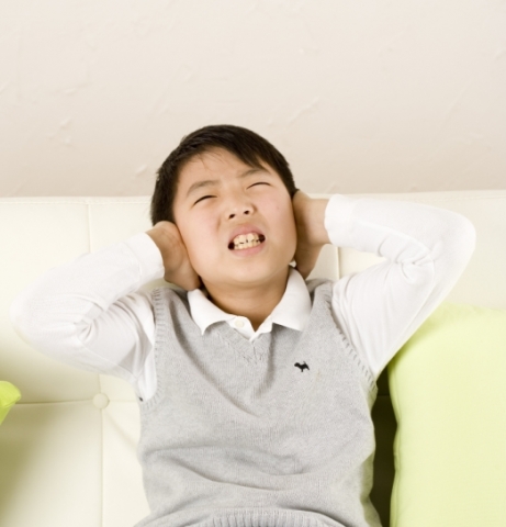 “TV 바짝 당겨보는 아이, 알고 보니 중이염”