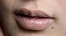 세미글로시 텍스처 제품의 누디 핑크나 누디 오렌지 톤의 립스틱을 선택해 발라준다.
