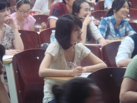 진지하게, 하지만 즐겁게 특강에 임하고 있는 아나운서 지망생