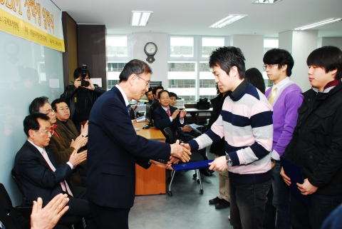 (재)월곡주얼리산업진흥재단(이사장 이재호)은 ‘2010년 주얼리전공 월곡장학생’을 오는 6월 25일까지 모집한다고 밝혔다. 월곡장학생은 국내 주얼리관련 전공으로 재학 중인 고등학생