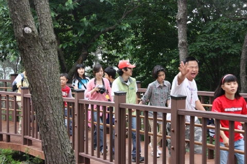 혜성학교학생들과 장애인휠체어등산로 등산모습