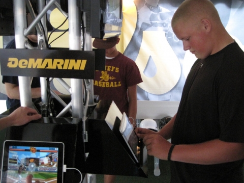 미국 야구팬들이 ‘DeMarini’ 부스에서 아이패드로 ‘HOMERUN BATTLE 3D’를 즐기고 있다