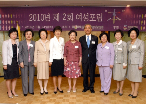 제2회 여성포럼'本'에 참석한 여성인사들이 백희영 여성가족부 장관, 김종훈 외교통상부 통상교섭본부장과 포즈를 취하고 있다.