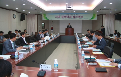 충남발전연구원 개원 15주년 기념 세미나(김용웅 원장 개회사 모습)