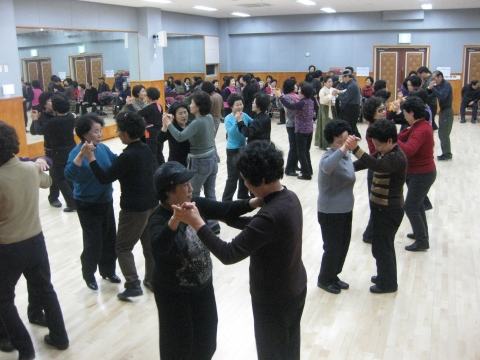 동명대학교가 거교적 봉사활동을 주로 실시할 부산 남구노인복지관 스포츠댄스 프로그램 장면