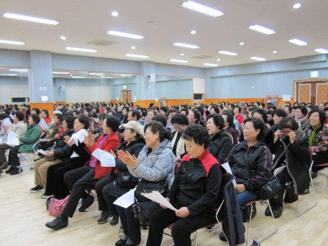 동명대학교가 거교적 봉사활동을 주로 실시할 부산 남구노인복지관 무료 노래 강습 프로그램 장면