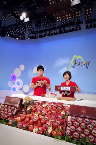 GS샵 쇼핑호스트들이 붉은색 의상을 입고 나와 '산지애 사과'를 판매하고 있다