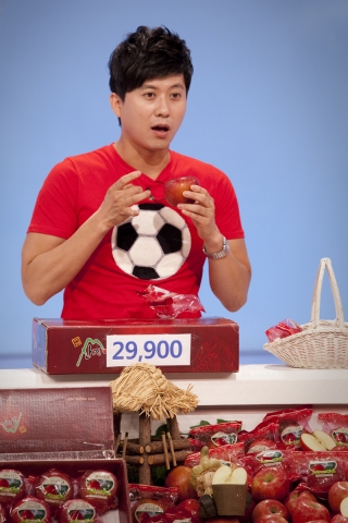 GS샵 쇼핑호스트가 붉은색 의상을 입고 나와 '산지애 사과'를 판매하고 있다