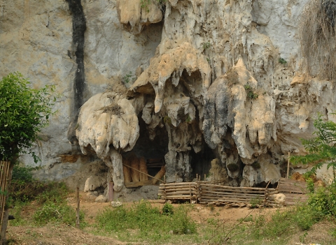 학술적으로 연구대상인 동굴이 주민들의 곡식저장고로 쓰이고 있다.