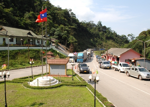 베트남과 국경을 이룬 곳 중에서 가장 차량통행이 많은 곳이다. 아침 시간이면 통관을 기다리는 트럭들로 도로가 주차장으로 변한다.