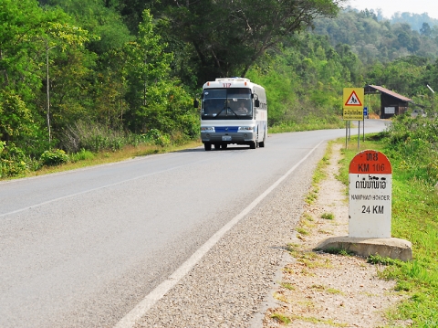 13번국도와 갈라지는 8번국도 130km구간은 3개의 협소한 철교를 제외하고 차량통행에는 큰 불편함이 없다.