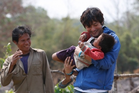부모들이 일하러 나간 마을에서 아이를 돌보는 배우 장동건 / Copyright: WFP Toru Yokota