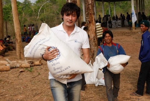WFP홍보대사인 장동건은 후아이호이 마을 주민들을 위한 식량을 나르고 있다. Copyright: WFP Toru Yokota