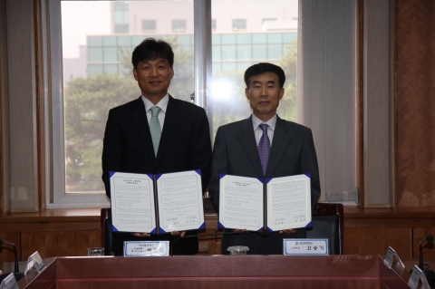 왼쪽:서수농공단지협의회장 석상신, 오른쪽: 군산대학교 교무처장 고승기