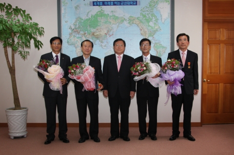 좌로부터 김성수 선박항해장, 정영대 사서주사, 채정룡총장, 이존춘사무관, 박상준서기관