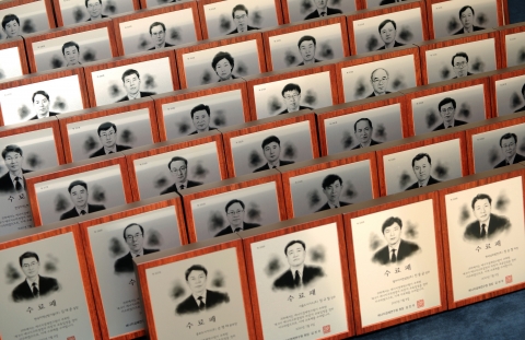 제 9기 에너지고위경영자과정 48명의 수료생에게 전달된 한국인물화연구소의 인물 아트패.