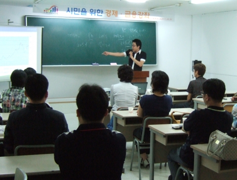 (사)광주경제문화공동체가 지난달 19일 광주시 북구 용봉동 강의실에서 시민들을 대상으로 무료강좌를 열고 있다.