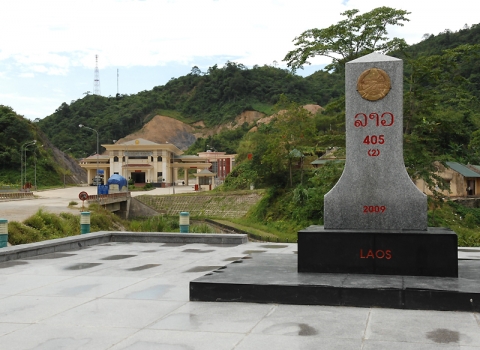 씨엥쿠앙 폰사반에서 130Km, 베트남 빈으로 향하는 관문 남칸국경 베트남 출입국사무소다. 농업의 적지인 남칸이나 농헷에서는 불과 70Km 정도의 거리다.