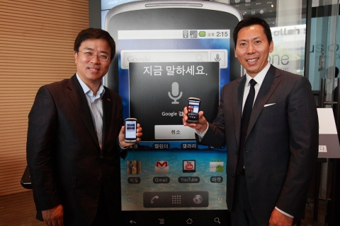 KT 개인고객부문장 표현명 사장(왼쪽)과 구글코리아 이원진 사장이 넥서스원 런칭파티에서 기념촬영을 하는 모습
