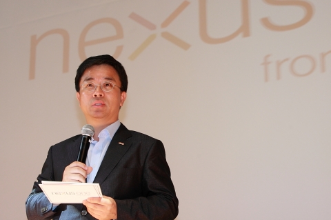 KT 개인고객부문장 표현명 사장이 구글 넥서스원 런칭파티 참석 고객들에게 인사말을 전하는 모습