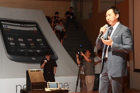 구글코리아 이원진 사장이 구글 넥서스원 런칭파티 참석 고객들에게 인사말을 전하는 모습